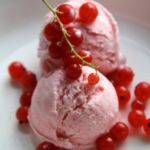 Glace maison à la framboise et groseilles