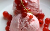 Glace maison à la framboise et groseilles